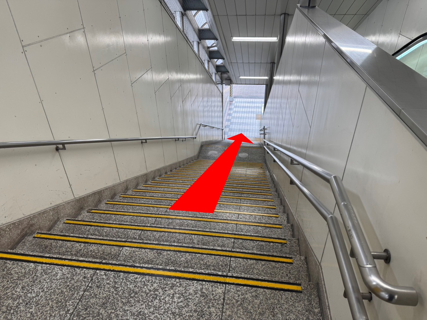 武蔵小杉の税理士事務所ならAPLOS税理士･公認会計士事務所。武蔵小杉駅改札より徒歩2分。階段を降ります。