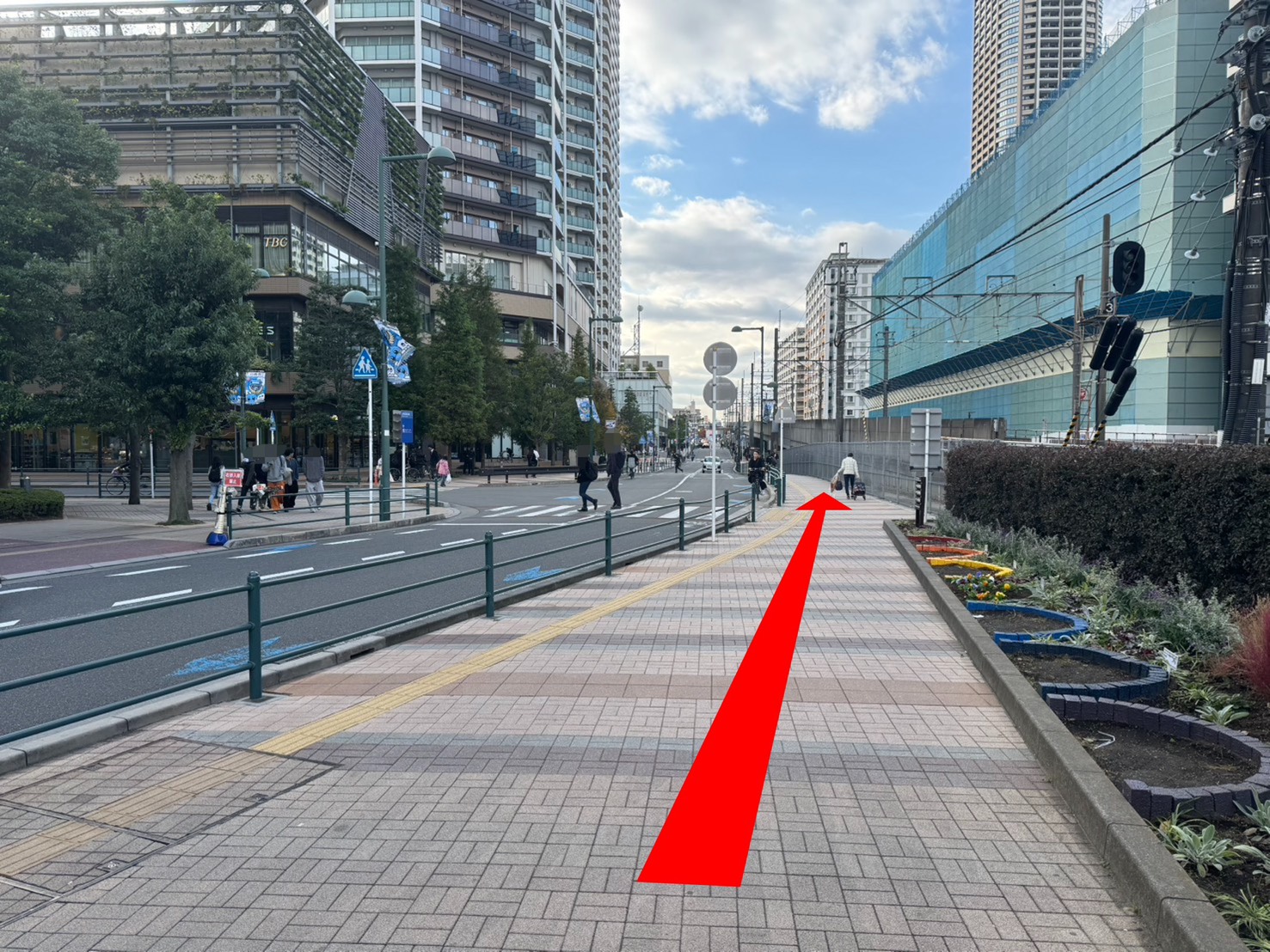 武蔵小杉の税理士事務所ならAPLOS税理士･公認会計士事務所。武蔵小杉駅改札より徒歩2分。道沿いに進みます。