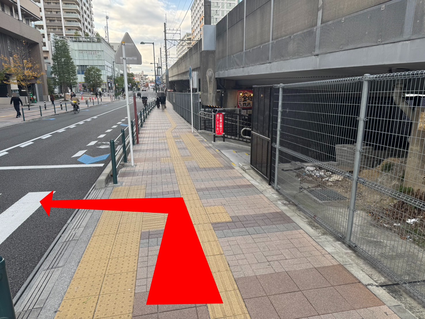 武蔵小杉の税理士事務所ならAPLOS税理士･公認会計士事務所。武蔵小杉駅改札より徒歩2分。左に曲がります。