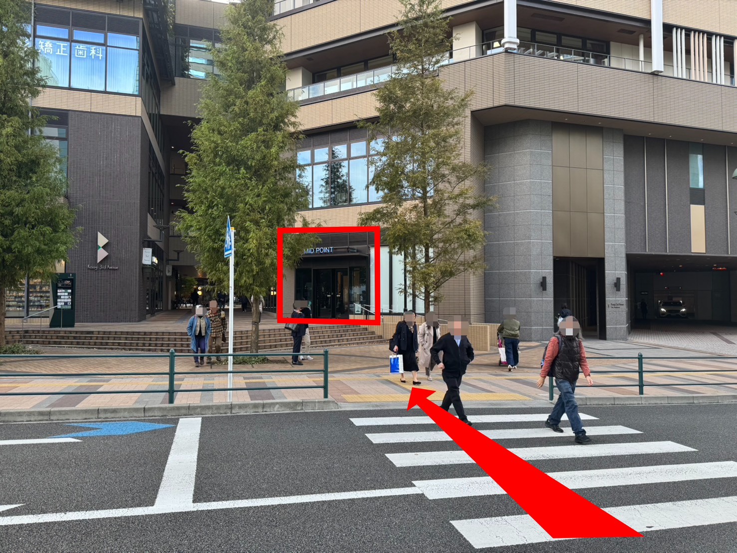 武蔵小杉の税理士事務所ならAPLOS税理士･公認会計士事務所。武蔵小杉駅改札より徒歩2分。横断歩道を渡ります。