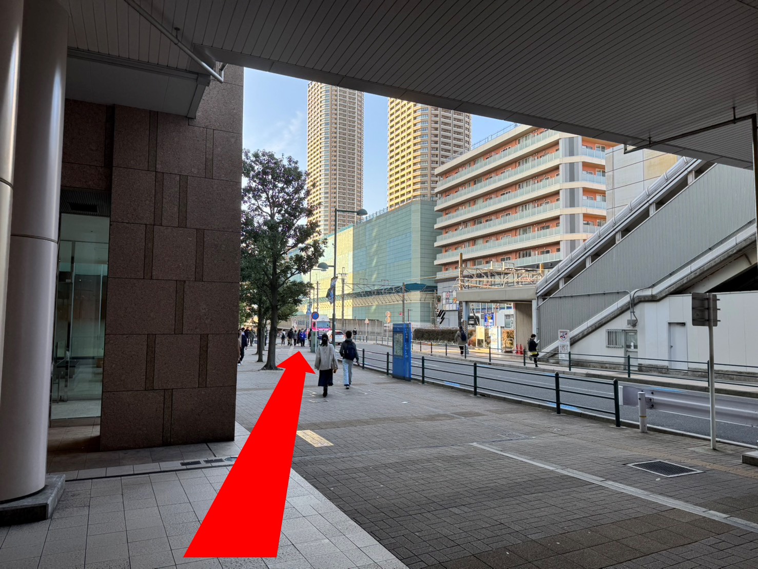 武蔵小杉の税理士事務所ならAPLOS税理士･公認会計士事務所。武蔵小杉駅改札より徒歩2分。外に出ますので、直進します。