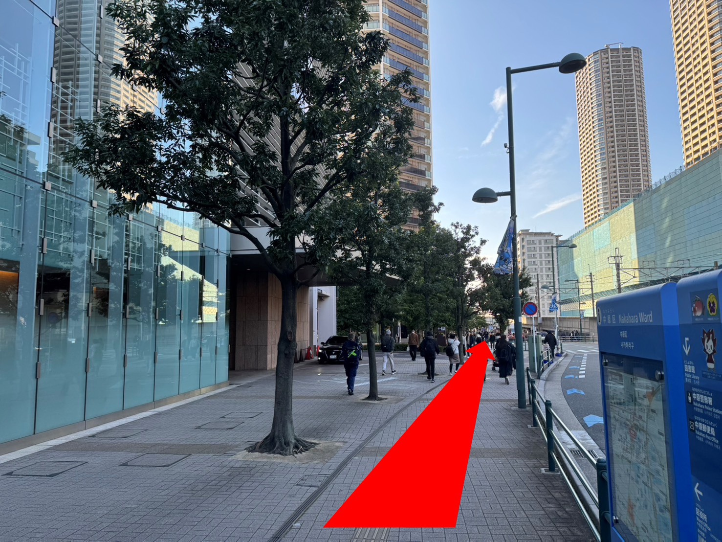 武蔵小杉の税理士事務所ならAPLOS税理士･公認会計士事務所。武蔵小杉駅改札より徒歩2分。そのまま道沿いに真っすぐ進みます。