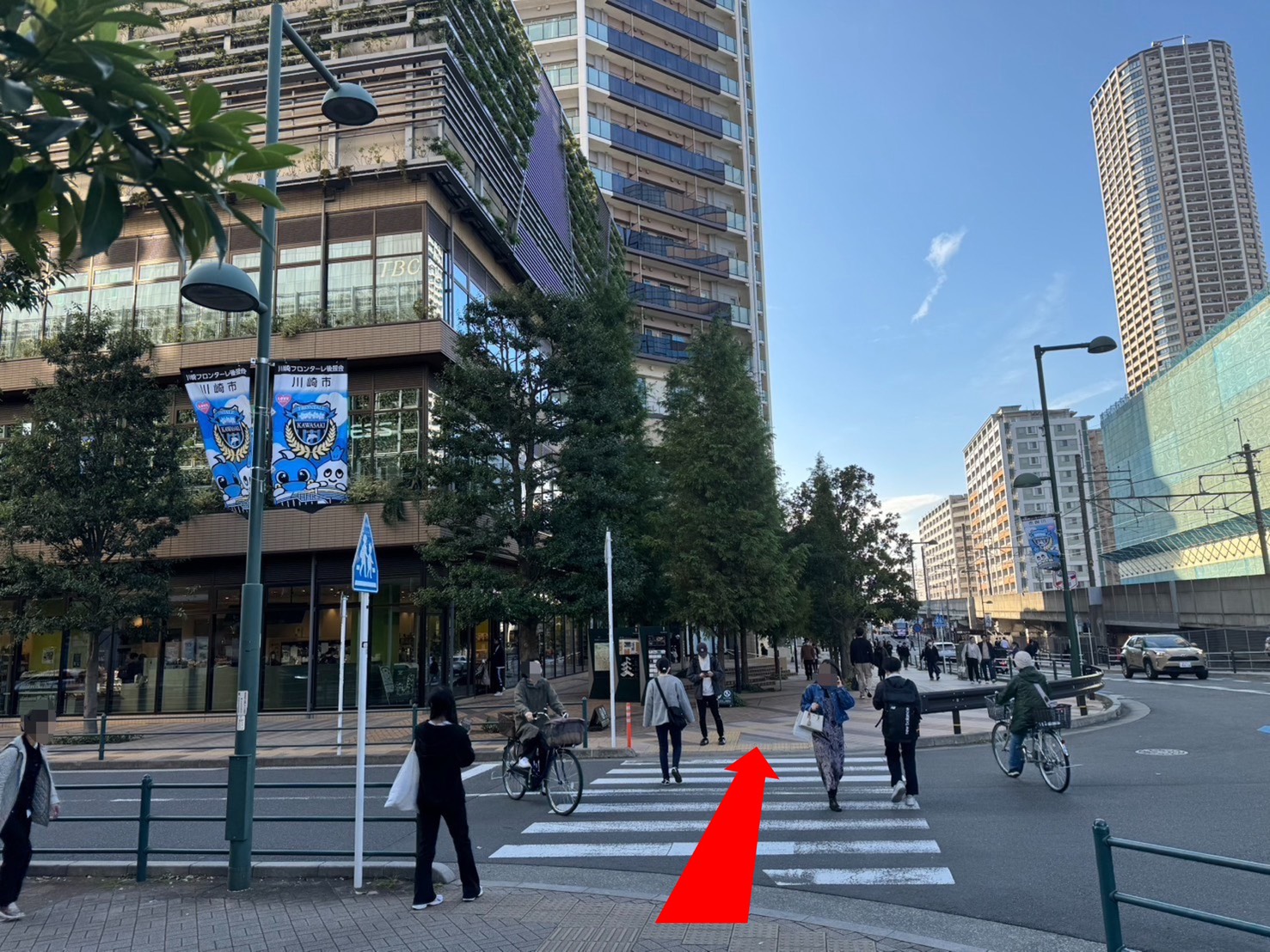 武蔵小杉の税理士事務所ならAPLOS税理士･公認会計士事務所。武蔵小杉駅改札より徒歩2分。横断歩道を渡ります。